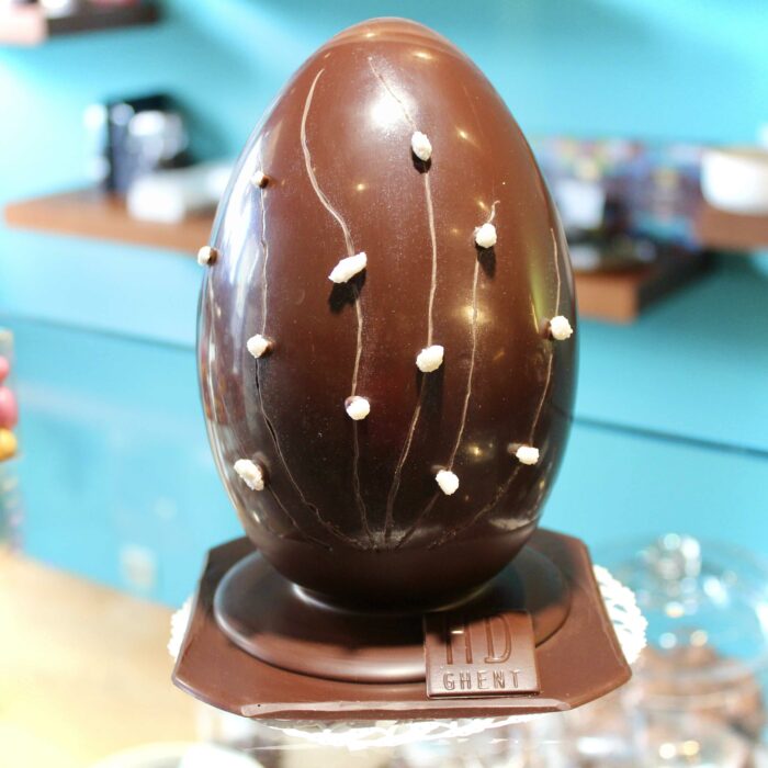 hilde devolder chocolatier easter 2021 big decorated easter egg 17 cm with cristalized jasmin flowers