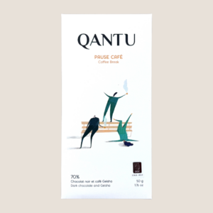 **Qantu – Coffee Break 70% Peru** **Waar uitzonderlijke cacao en Geisha-koffie elkaar ontmoeten** Met **Coffee Break** brengt Qantu twee van Peru's grootste smaakschatten samen in één verfijnde chocoladetablet. Deze 70% pure chocolade wordt gemaakt met **Mountain Criollo-cacao** uit **Pangoa**, in het centrum van Peru, en gecombineerd met de wereldwijd geroemde **Geisha-koffie** uit dezelfde regio. Het resultaat is een harmonieuze ontmoeting tussen cacao en koffie, waarbij beide ingrediënten elkaar versterken zonder elkaar te overheersen. De basis van deze tablet is de zeldzame Mountain Criollo-cacao, bekend om zijn elegante en fruitige karakter. Door deze te combineren met aromatische Geisha-koffie ontstaat een chocolade met een uitgesproken verfijnd smaakprofiel. In de geur ontdek je florale aroma's die doen denken aan **sering en rozen**. Op de tong volgen levendige toetsen van **bosbessen en zwarte bessen**, aangevuld met een subtiele krokante toets van de koffie. De lange afdronk roept de rijke, fruitige elegantie van een **rijpe porto** op. Deze tablet bewijst dat koffie niet alleen een begeleider van chocolade hoeft te zijn, maar er ook perfect mee kan samensmelten. De fruitige aciditeit van de Geisha-koffie sluit naadloos aan bij de natuurlijke aroma's van de Criollo-cacao en zorgt voor een verrassend evenwichtige en energieke smaakbeleving. **Over Qantu** Qantu Chocolate werd opgericht door het Frans-Peruaanse koppel **Maxime en Elfi** in Montréal, Canada. Hun missie is het verbinden van oorsprong, terroir en cultuur via uitzonderlijke bean-to-bar chocolade. Door rechtstreeks samen te werken met cacaoboeren in Peru brengen ze zeldzame cacaovariëteiten, zoals Chuncho en Mountain Criollo, onder de aandacht van chocoladeliefhebbers wereldwijd. **Weetje** De **Geisha-koffievariëteit** wordt beschouwd als een van de meest exclusieve koffiesoorten ter wereld. Oorspronkelijk afkomstig uit Ethiopië, verwierf ze internationale faam dankzij haar verfijnde florale aroma's, uitgesproken fruitigheid en elegante aciditeit. In deze tablet wordt Geisha-koffie uit **Pangoa** gecombineerd met cacao uit dezelfde streek, waardoor beide ingrediënten hun gedeelde terroir optimaal tot uiting brengen. **Serveertip** Geniet van deze tablet bij een vers gezette filterkoffie of espresso om de koffiearoma's extra te benadrukken. Ook heerlijk met een glas tawny porto of een zachte zwarte thee zoals Darjeeling. Voor een verrassende combinatie serveer je de chocolade samen met verse blauwe bessen of een handvol geroosterde hazelnoten. **Ingrediënten:** cacaobonen, rietsuiker, koffie, cacaoboter. **THT:** Zie verpakking met lotnummer.